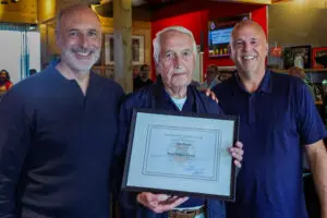 Bep Thomas ontvangt Peter Dekkers Award