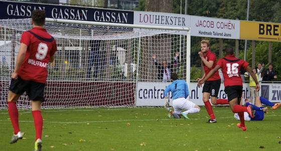 Foto Mario Wormhoudt: Daan Sutorius maakt uiteindelijk de winnende treffer