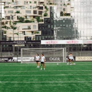 HERA United voetbalt bij AFC